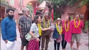 स्पेन की पर्यटक पुष्कर से ऊंट गाड़ी में सवार होकर 25 दिन की यात्रा कर बीकानेर पहुंचने पर हुआ जोरदार स्वागत देखें वीडियो