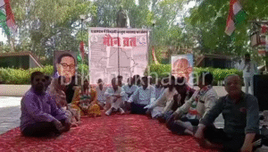 राजस्थान में बिगड़ती कानून व्यवस्थाओं को लेकर कांग्रेस ओबीसी विभाग ने रखा मौन व्रत देखे वीडियो
