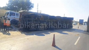 देर रात राष्ट्रीय राजमार्ग 62 पर खड़े ट्रेलर से तेज रफ्तार ट्रेलर टकराकर सड़क पर पलटा देखें वीडियो