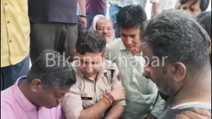 बिजली कंपनी की लापरवाही विद्युत पोल में करंट आने से गोवंश की हुई मौत मोहल्ले वालों ने जताया आक्रोश देखें वीडियो