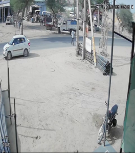 मनचले को लड़की छेड़ना पड़ा महंगा जनता ने की धुनाई देखें वीडियो